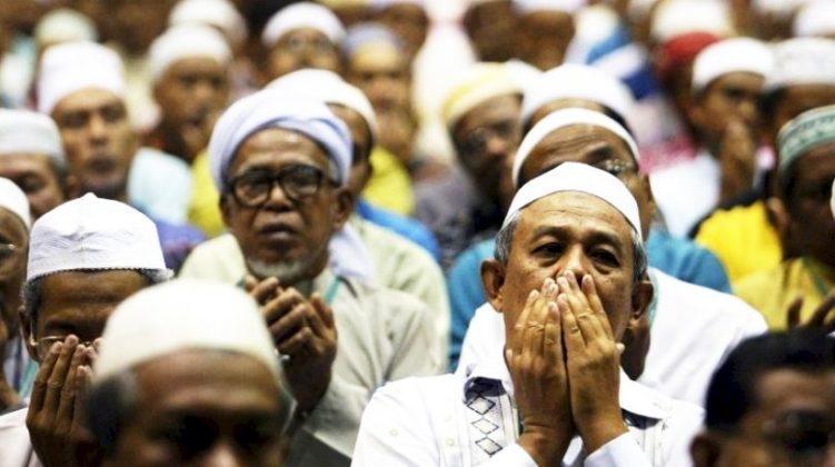 Muslims Banned From Praying Together With Other Religions Says Jakim - WORLD OF BUZZ 4