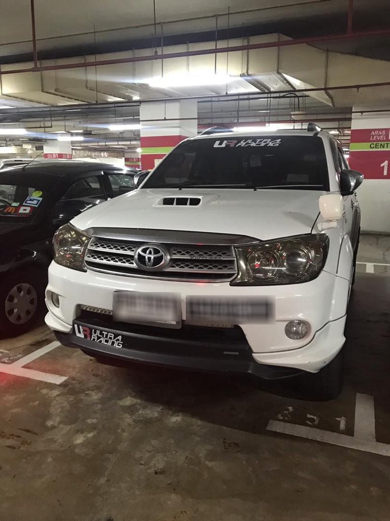 Myvi Driver Scolded & Slapped By Shameless Human Parking Couple Who Stole His Parking Spot in KL Mall - WORLD OF BUZZ 1