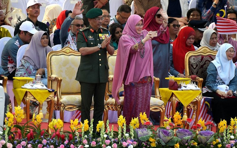 Netizens Are Outraged After Troll Tells Permaisuri Agong To "Sit Down & Act Like A Queen" - WORLD OF BUZZ 7