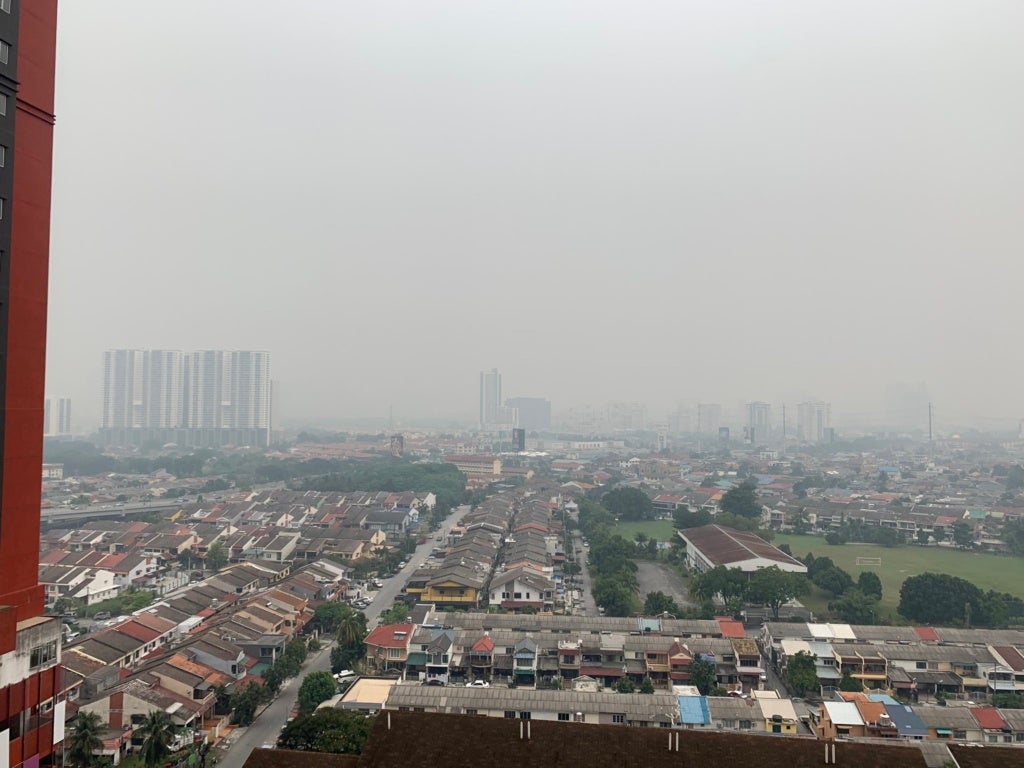 [Photos] The Haze Is So Bad In Malaysia That Even Kl Tower &Amp; Klcc Are Barely Visible - World Of Buzz 2