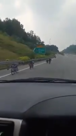 Rempit Kids Take To PLUS Highway, Doing The Superman And Cheating Death - WORLD OF BUZZ