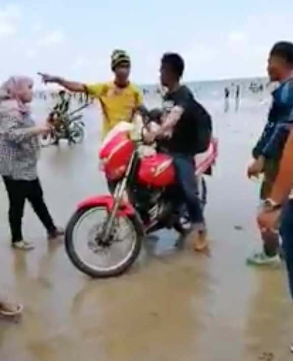 Rempits Disturb The Peace On A Public Beach, Gets Immediately Thrown Out By Uncles And Aunties - World Of Buzz 1
