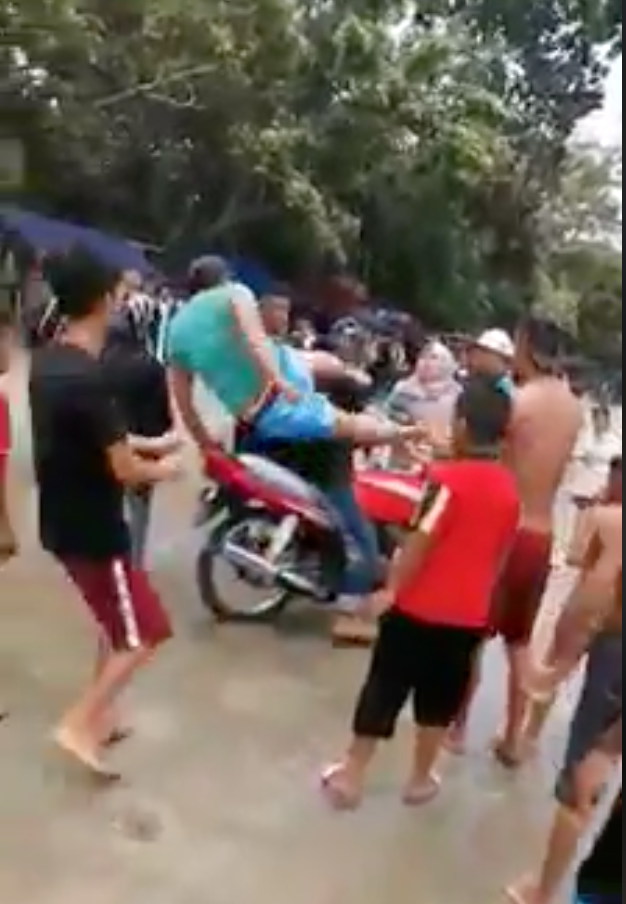 Rempits Disturb The Peace On A Public Beach, Gets Immediately Thrown Out By Uncles And Aunties - WORLD OF BUZZ 2
