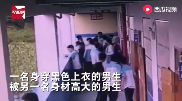 Teen Student Allegedly Cannot Tahan School Bully Anymore, Throws Him Off - World Of Buzz