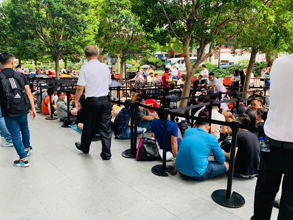 This 17yo Malaysian Student Is The First Person to Buy an iPhone 11 in Singapore - WORLD OF BUZZ 1