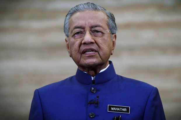 Tun M Agrees That Cells Should Have CCTVs & Enforcement Officers Equipped with Body Cameras - WORLD OF BUZZ 1