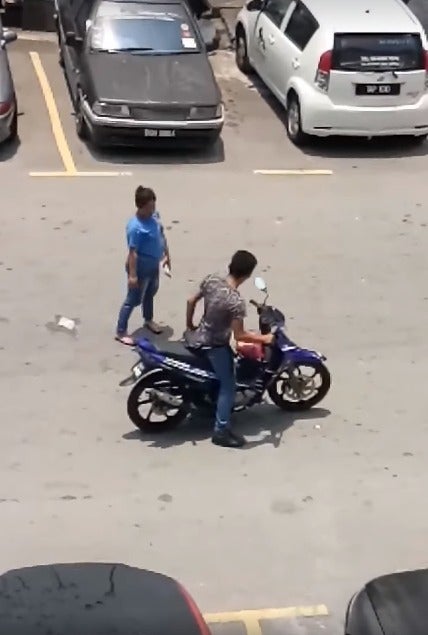 Watch: M'sian Man Rather Slap Himself Hard When Arguing With Wife Instead Of Harming Her - World Of Buzz 1
