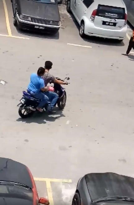Watch: M'sian Man Rather Slap Himself Hard When Arguing With Wife Instead Of Harming Her - World Of Buzz 2