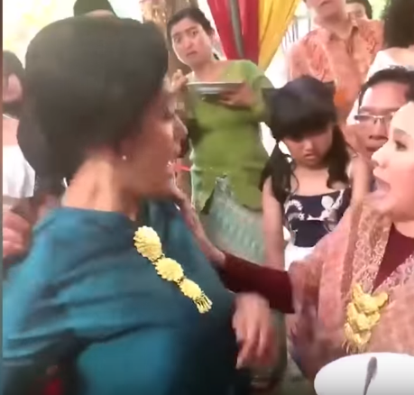 Watch: Two Women Start Getting Physical At Wedding Reception Fighting Over Rendang - WORLD OF BUZZ 3
