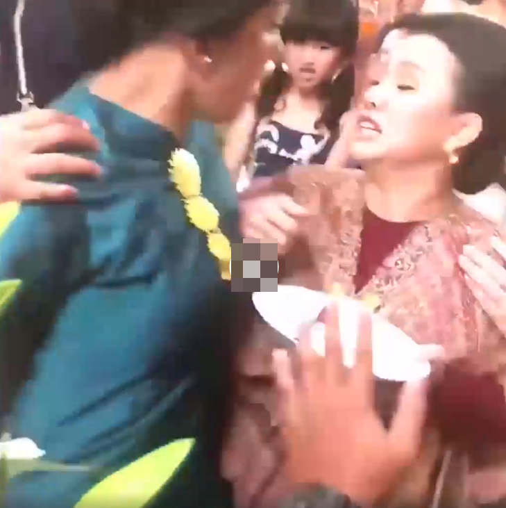 Watch: Two Women Start Getting Physical At Wedding Reception Fighting Over Rendang - WORLD OF BUZZ 4