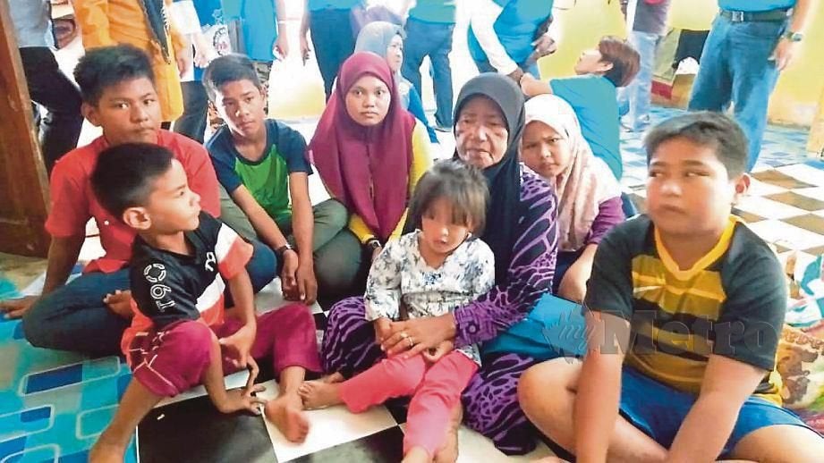 16yo M'sian Girl With Heart Problems Struggles To Look After Her Six Siblings After Their Parents Pass Away - WORLD OF BUZZ