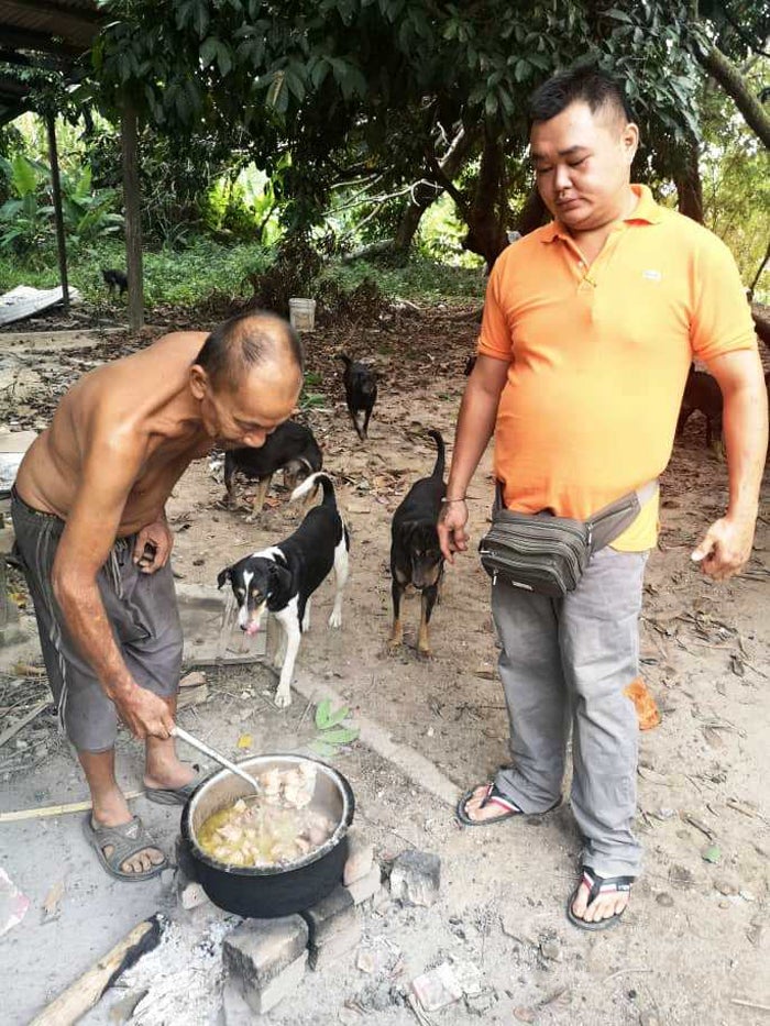 60yo Negeri Sembilan Uncle Feeds Stray Dogs Even Though He Barely Has Enough Money To Afford His Meals - WORLD OF BUZZ 1