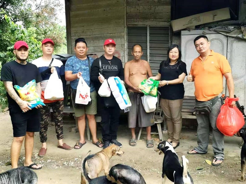 60yo Negeri Sembilan Uncle Feeds Stray Dogs Even Though He Barely Has Enough Money To Afford His Meals - WORLD OF BUZZ 2