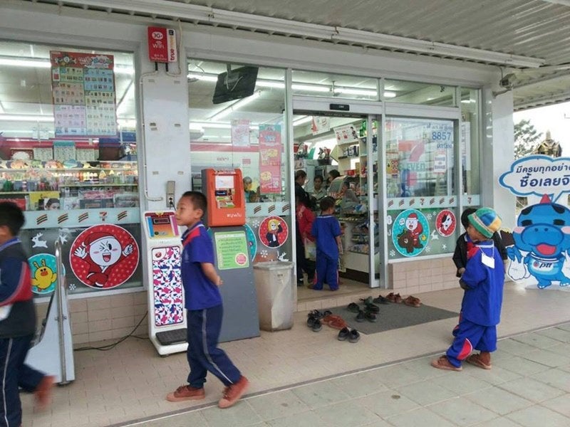 Cute Kids Were So Obedient That They Took Off Their Shoes When Entering A 7-Eleven Store - World Of Buzz 1