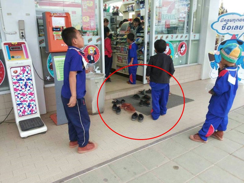 Cute Kids Were So Obedient That They Took Off Their Shoes When Entering A 7-Eleven Store - World Of Buzz 2