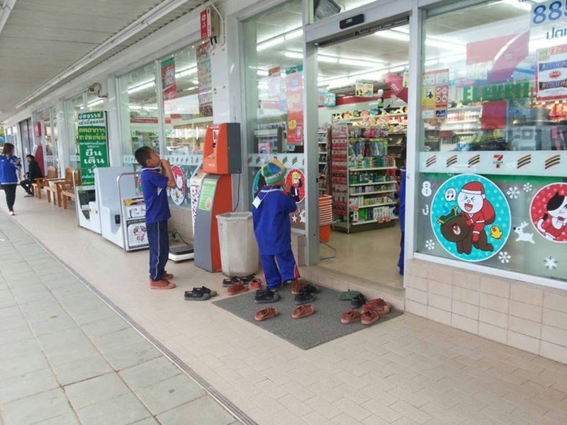 Cute Kids Were So Obedient That They Took Off Their Shoes When Entering A 7-Eleven Store - World Of Buzz