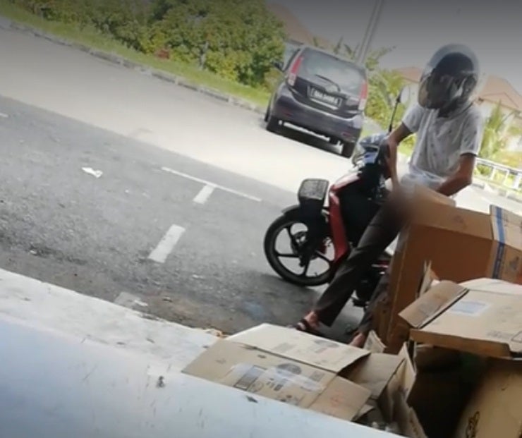 Disgusting Sarawak Man Terrorises Woman By Pleasuring Himself In Front Of Her Workplace - World Of Buzz
