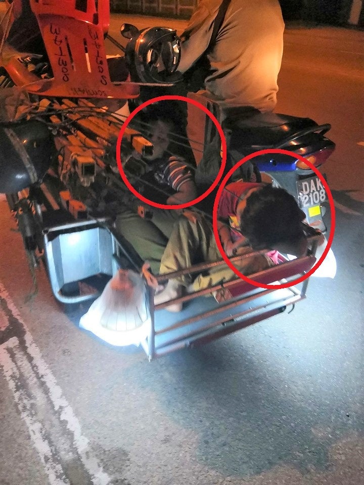 Filial Kids Sleep In Their Atuk's Sidecar In The Cold After Helping Out At Pasar Malam Stall - WORLD OF BUZZ 1