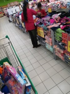 Generous M'sian Teacher Buys Clothes, Food, So Single Mum Family Can Celebrate Deepavali - WORLD OF BUZZ 1