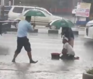 Good Samaritan Provides Much Needed Shelter For Oku Braving The Rain - World Of Buzz 1