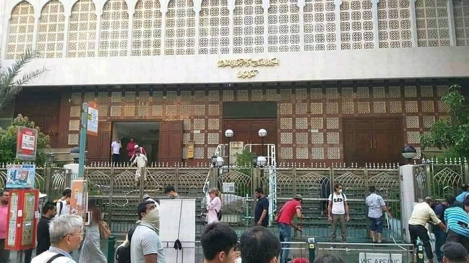 Hong Kong Civilian Felt Guilty And Unitedly Cleaned Up A Mosque After Spraying It With Blue Water Cannon - WORLD OF BUZZ 1