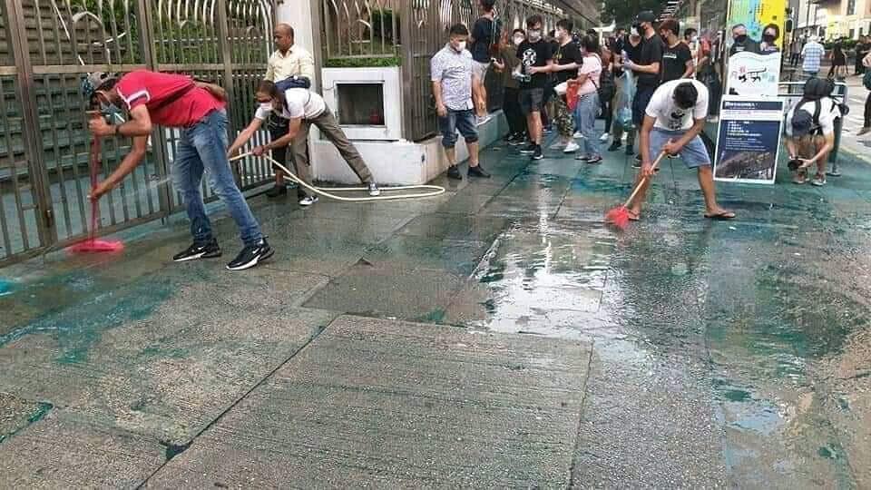 Hong Kong Civilian Felt Guilty And Unitedly Cleaned Up A Mosque After Spraying It With Blue Water Cannon - WORLD OF BUZZ 2