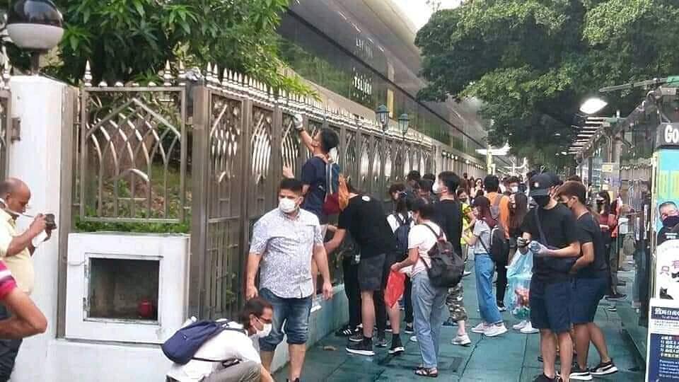 Hong Kong Civilian Felt Guilty And Unitedly Cleaned Up A Mosque After Spraying It With Blue Water Cannon - WORLD OF BUZZ