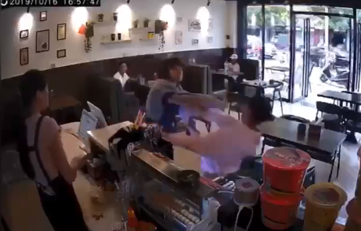 Lady Gets The Beating Of Her Life When She Decided To Jump Queue To Be Served - WORLD OF BUZZ 2