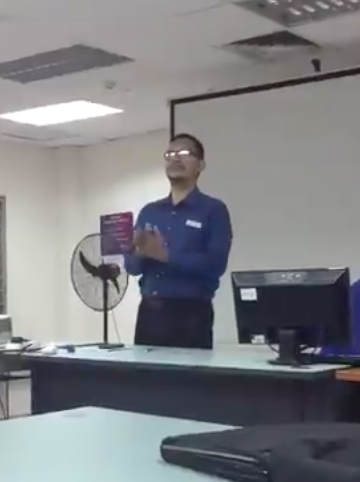 Lecturer Pranks Student Who Showed Up Late To His Class - WORLD OF BUZZ 2