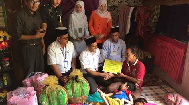 Loving Single Father from Kelantan Takes Care of Three Children with Cerebral Palsy - WORLD OF BUZZ 1