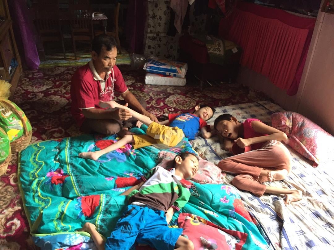 Loving Single Father from Kelantan Takes Care of Three Children with Cerebral Palsy - WORLD OF BUZZ
