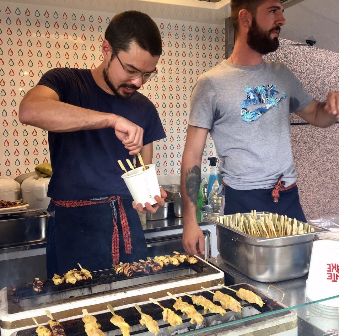 Malaysian Man Sells Satay in a Food Truck in Italy & 90% of His Customers are Italians - WORLD OF BUZZ