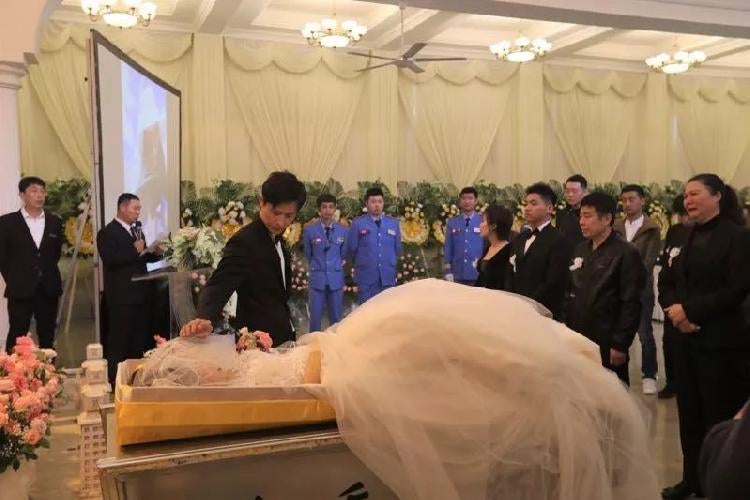 Man Fulfils Wife's Final Wish By Organising Wedding At Funeral After She Succumbs To Breast Cancer - World Of Buzz 2