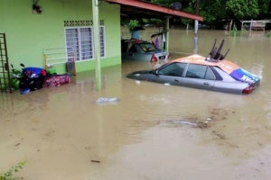 Met: More Heavy Rain Expected, 1,200 M'sians Already Evacuated From Floods - World Of Buzz