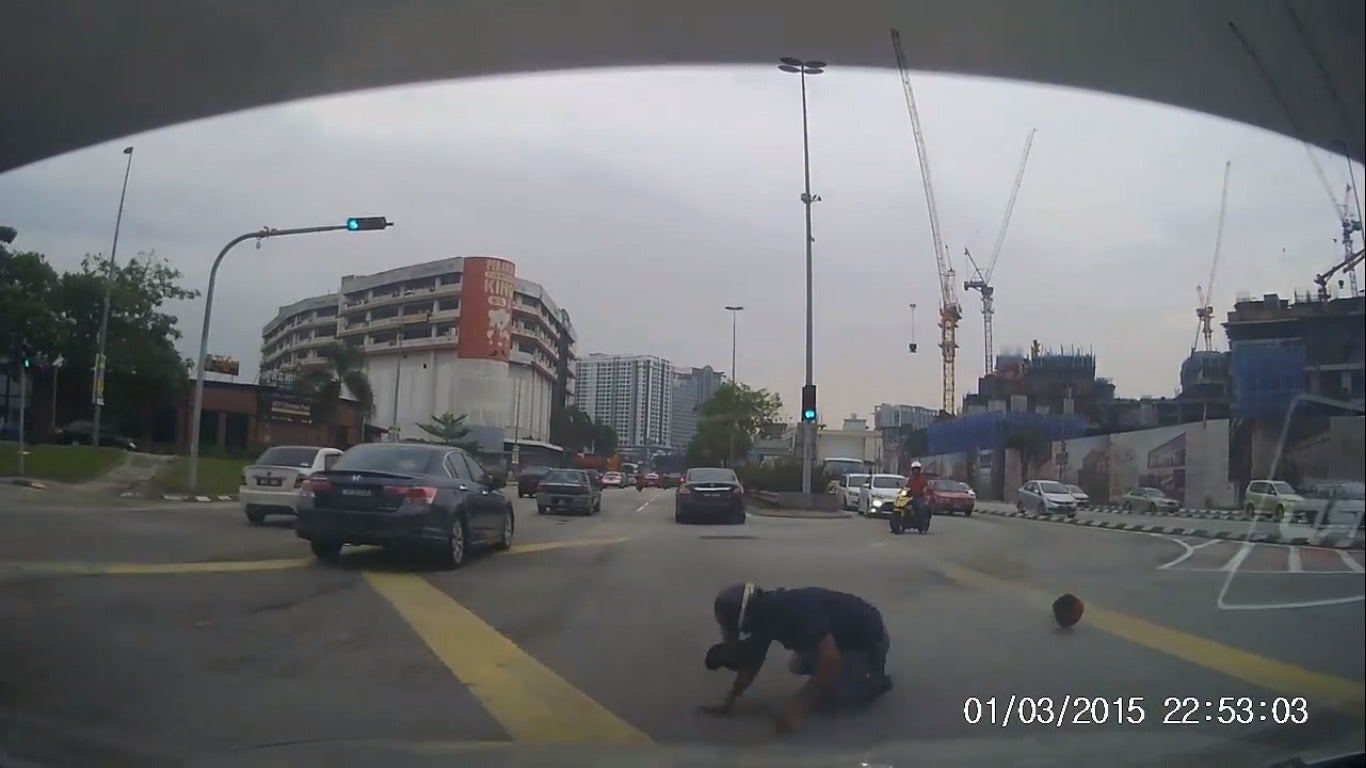 Motorcyclist Pretends to Get Hit By Car at Old Klang Road So He Can Scam Money From Driver - WORLD OF BUZZ 1