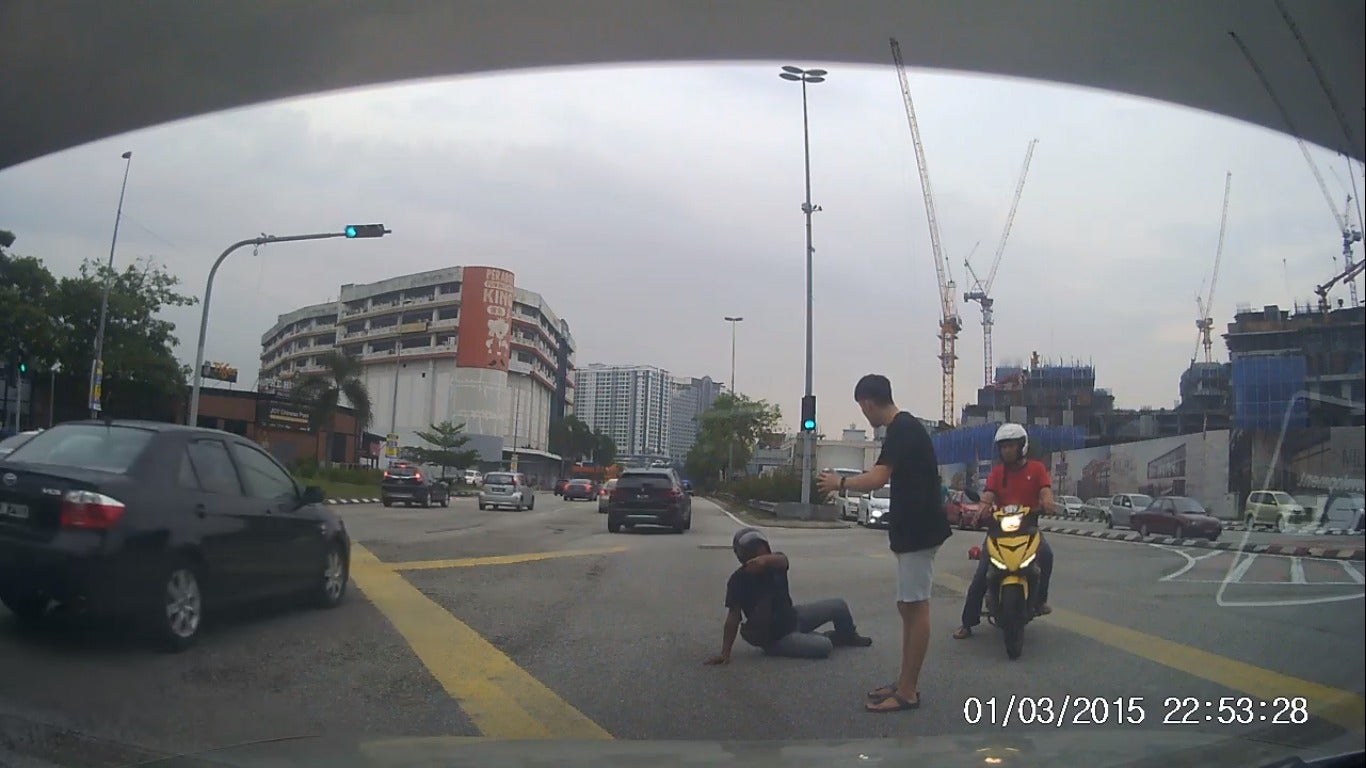 Motorcyclist Pretends to Get Hit By Car at Old Klang Road 