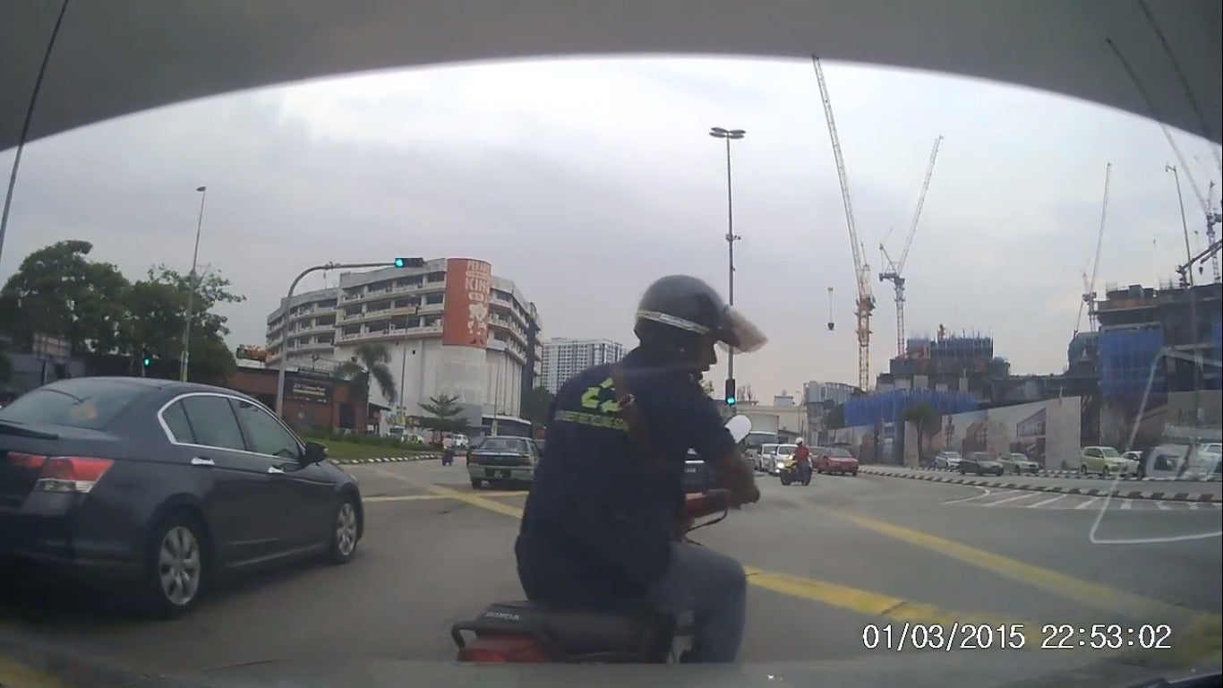 Motorcyclist Pretends to Get Hit By Car at Old Klang Road So He Can Scam Money From Driver - WORLD OF BUZZ
