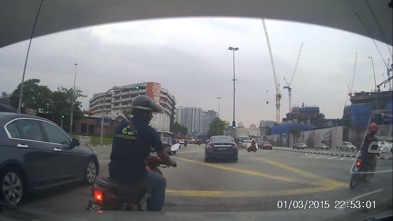 Motorcyclist Purposely Swerves In Front of Driver at Old Klang Road & Demands Compensation - WORLD OF BUZZ