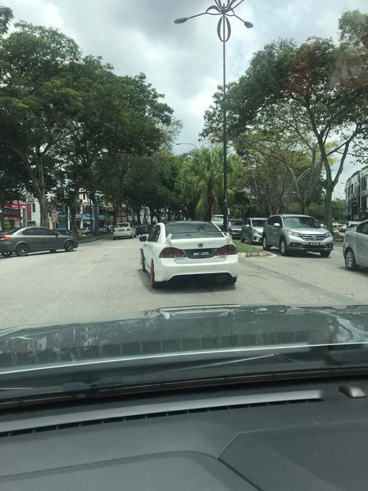 M'sian Driver Mercilessly Hits Food Delivery Rider &Amp; Drives Off, Netizens Expose His Personal Details - World Of Buzz 2