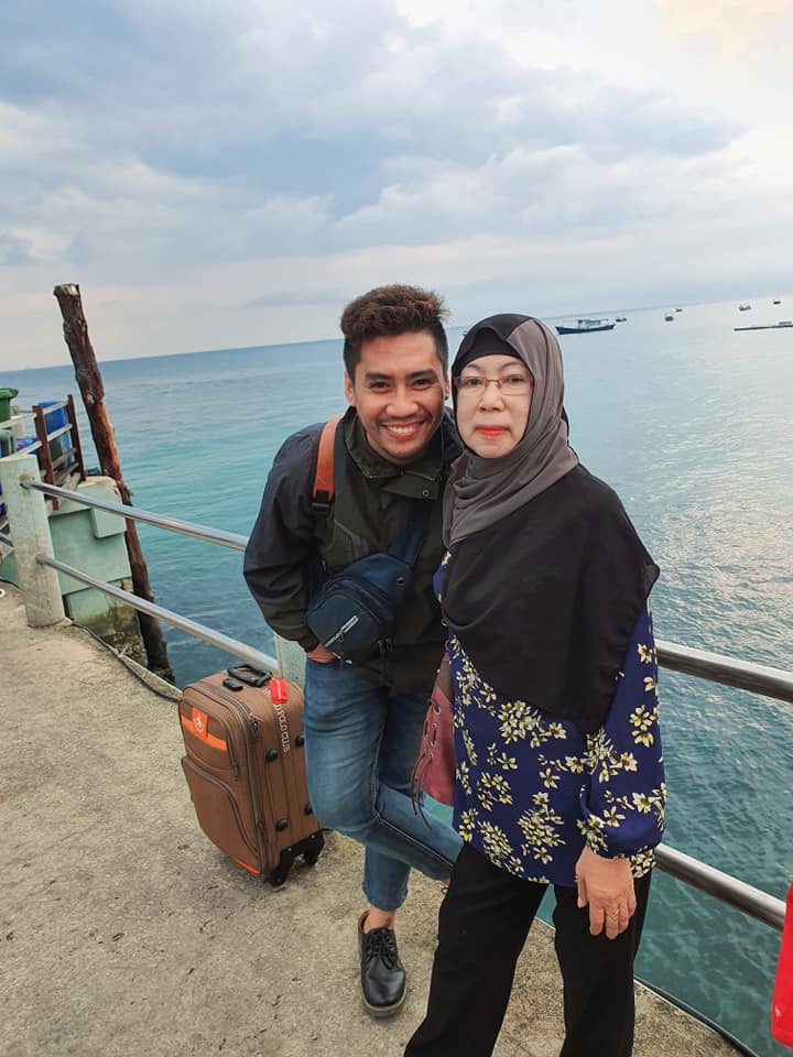 M'sian Man Works Hard To Bring Frail Mum On Dream Holiday &Amp; Says That It's Not Equivalent To Her Sacrfices - World Of Buzz 4