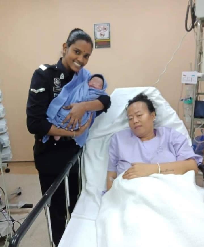M'sian Policewoman Helps Pregnant Cheras Mum Give Birth On The Way To The Hospital - WORLD OF BUZZ