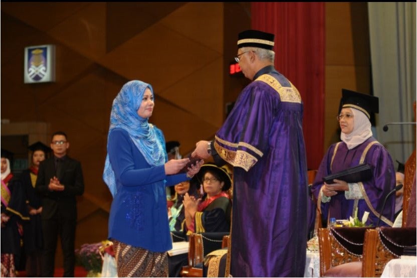 M'sian Woman Attended Convocation for Her Late Husband, Who Died of Cancer Just 4 Days After Diagnosis - WORLD OF BUZZ 1