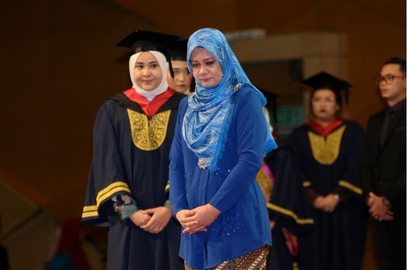 M'sian Woman Attended Convocation for Her Late Husband, Who Died of Cancer Just 4 Days After Diagnosis - WORLD OF BUZZ