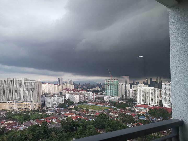 M'sians Freaking Out As Skies Turn Scarily Dark During The Day Due to Northeast Monsoon - WORLD OF BUZZ 1