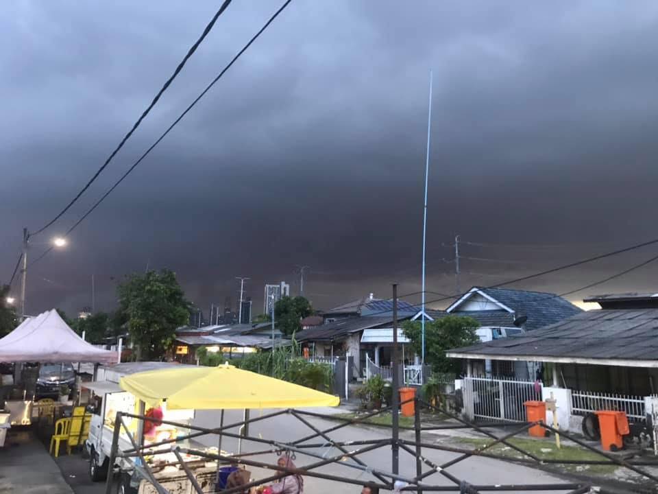M'sians Freaking Out As Skies Turn Scarily Dark During The Day Due to Northeast Monsoon - WORLD OF BUZZ 5