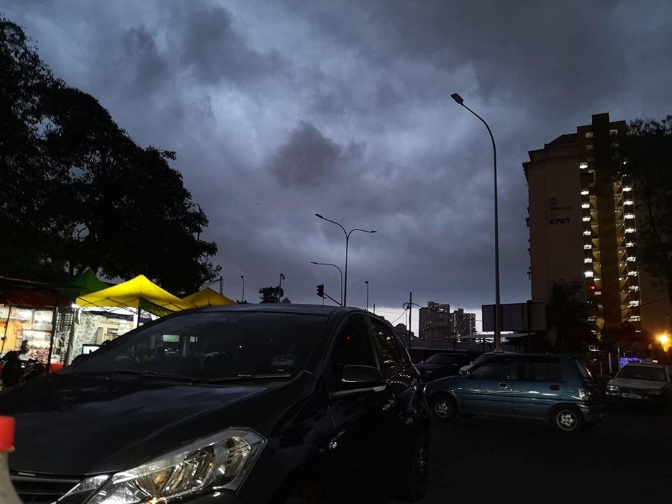 M'sians Freaking Out As Skies Turn Scarily Dark During The Day Due to Northeast Monsoon - WORLD OF BUZZ 6