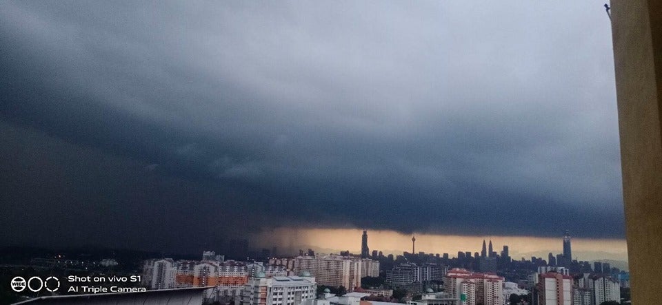 M'sians Freaking Out As Skies Turn Scarily Dark During The Day Due to Northeast Monsoon - WORLD OF BUZZ 7