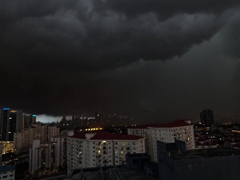 M'sians Freaking Out As Skies Turn Scarily Dark During The Day Due to Northeast Monsoon - WORLD OF BUZZ