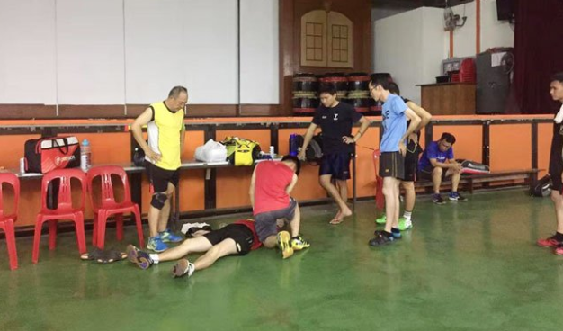Penang Man Collapses While Playing Badminton, Good Samaritan Performs CPR On Him - WORLD OF BUZZ 1