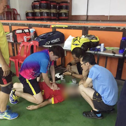 Penang Man Collapses While Playing Badminton, Good Samaritan Performs CPR On Him - WORLD OF BUZZ 2